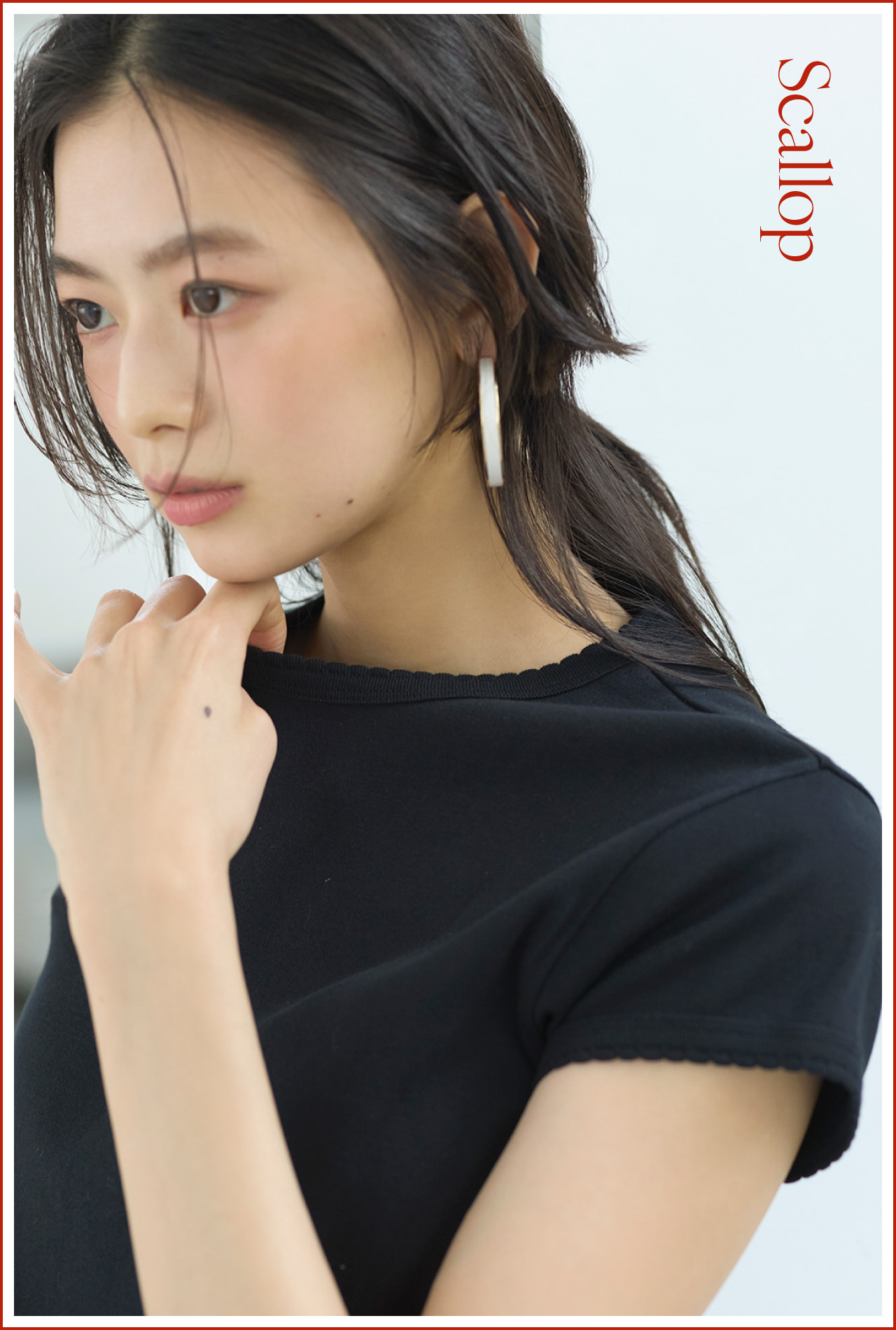黒色のコンパクトＴシャツを着用したモデル画像