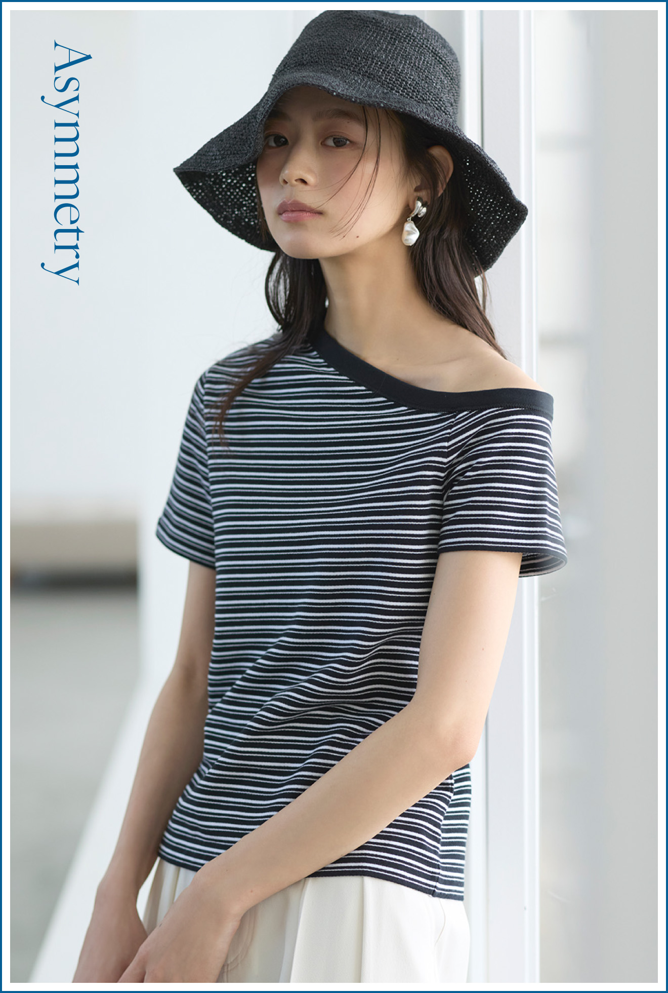 ストライプのアシンメトリーネックＴシャツ、クールタッチ後ろゴム２タックワイドＰＴ、細編みペーパーキャペリンハット、メタル変形パールイヤリングを着用したモデル画像