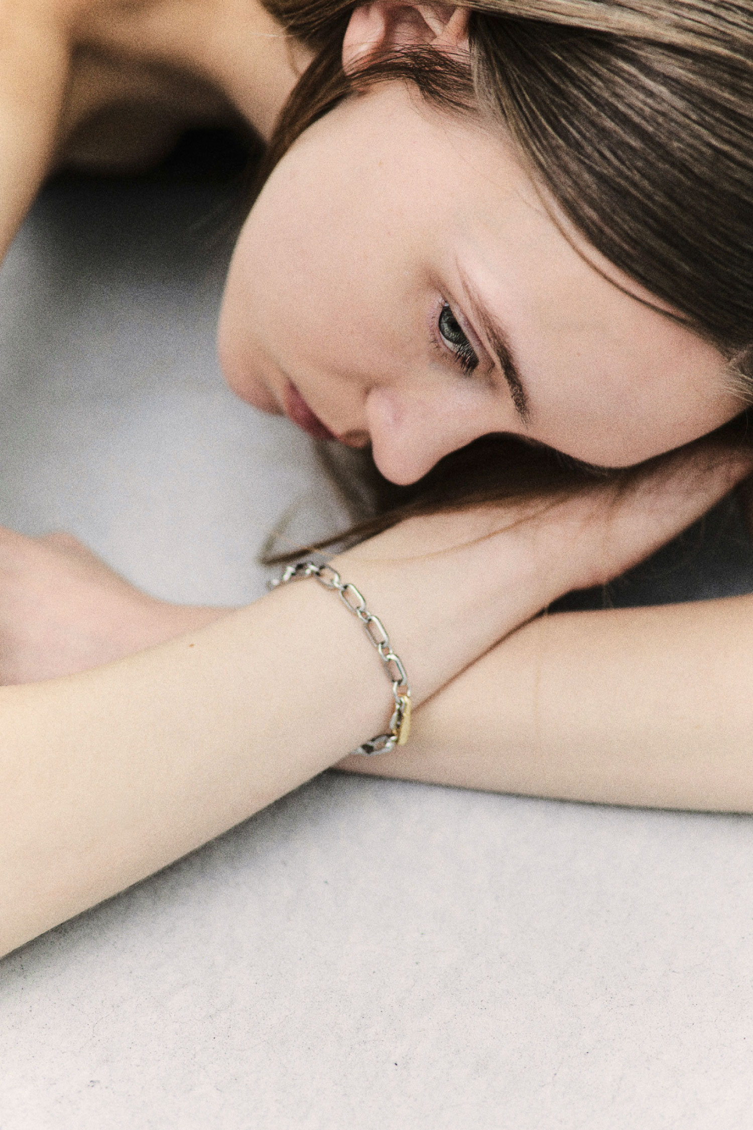 【EVERYDAY PROOF JEWELRY 】マルチチェーンブレスの着用例