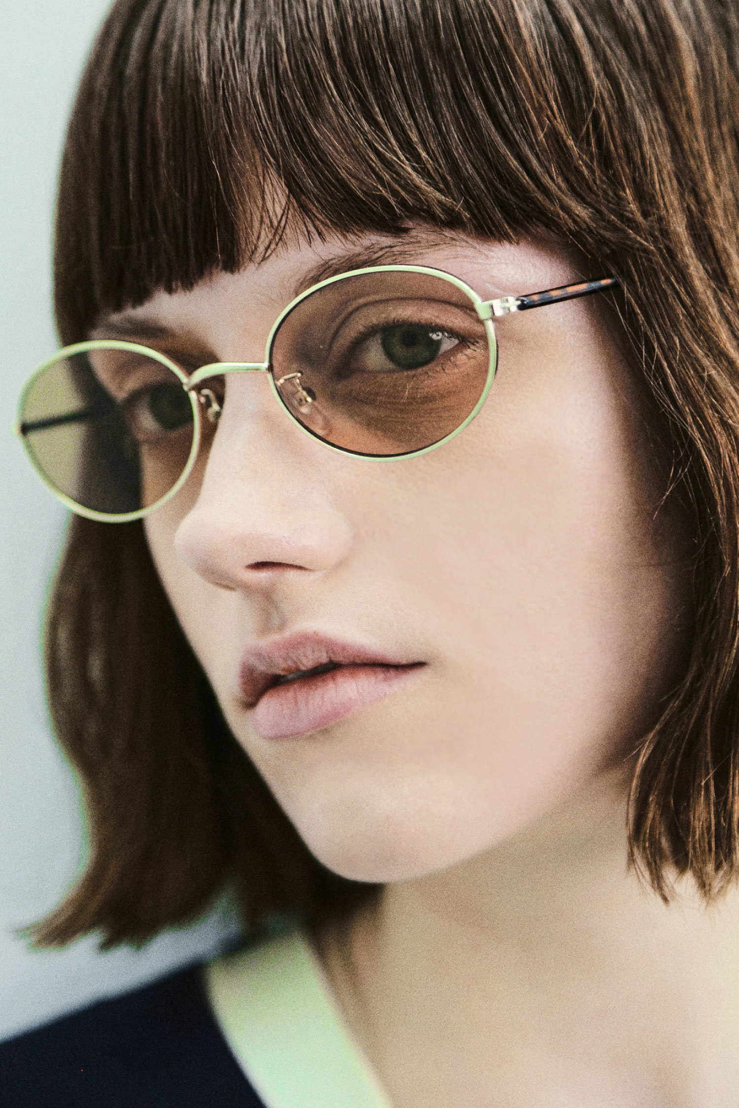 【EYE-CONIC SUMMER】オーバルカラーレンズサングラスの着用例