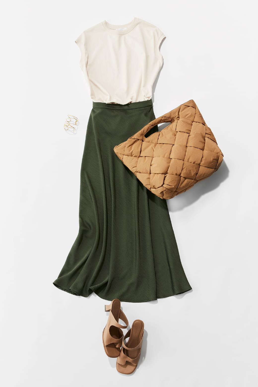 Tops 4,180 (tax in), Skirt 8,910 (tax in), Bag 9,900 (tax in), and Sandals 10,780 (tax in)