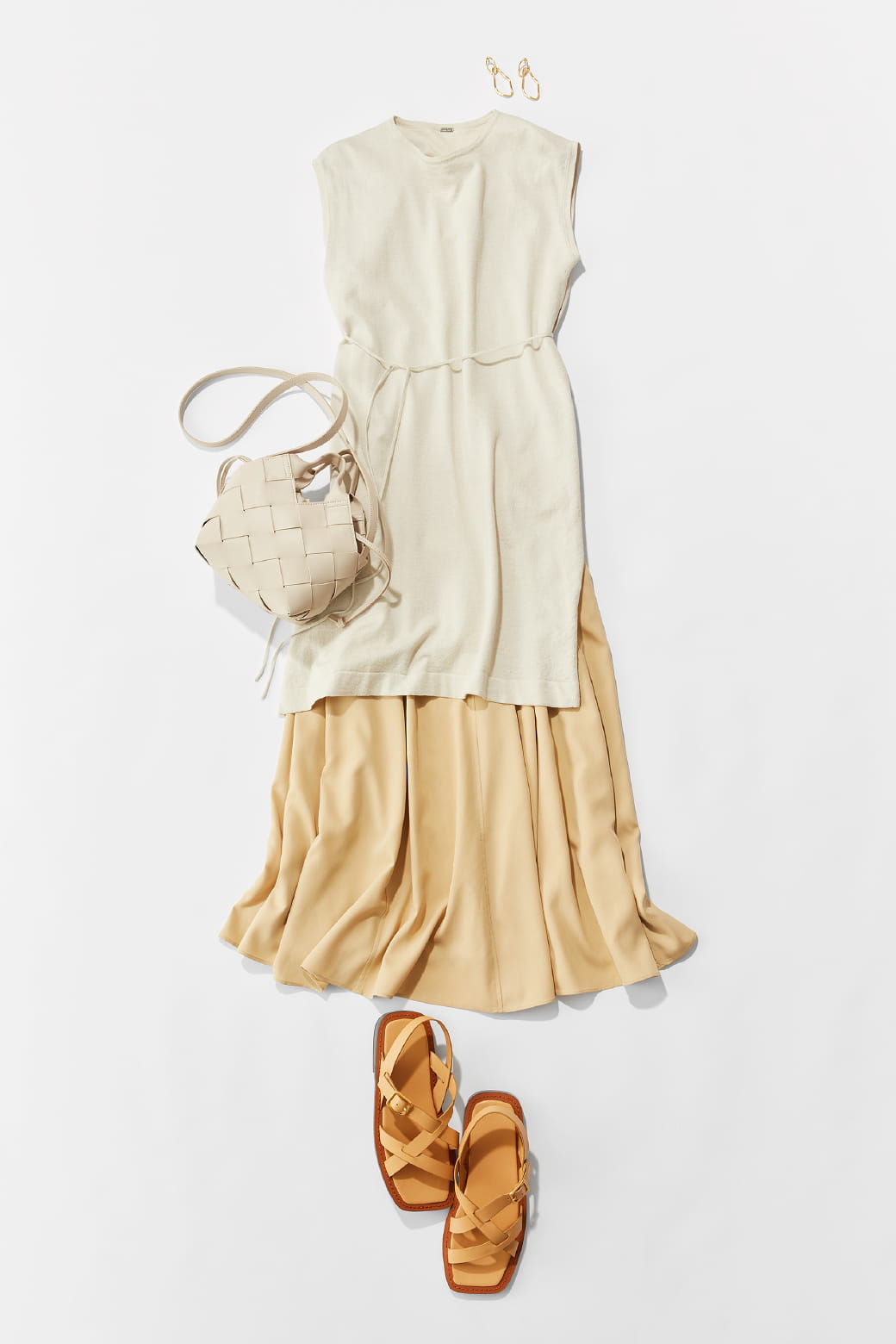 Knit tops 6,930yen (tax in), Dress 11,880yen (tax in), Pierced earrings 4,620yen (tax in), Bag 9,460yen (tax in), and Sandals 10,890yen (tax in)