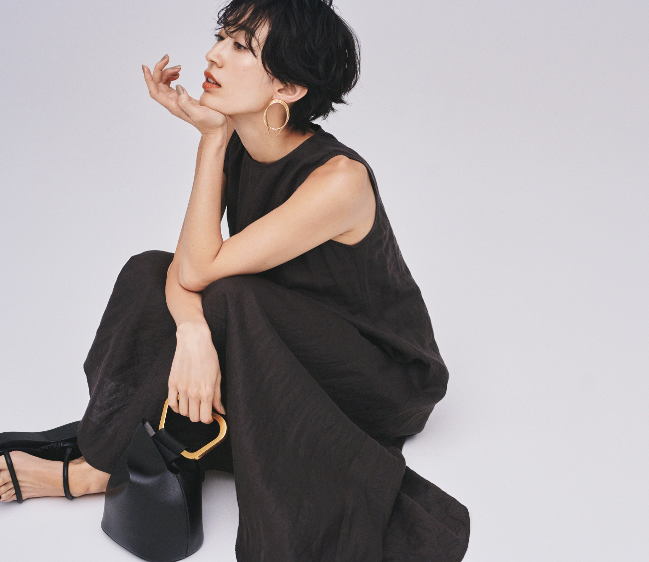 Dress 8,000yen+tax, Earrings 4,200yen+tax, Bag 8,100yen+tax, and Sandals 10,500yen+tax