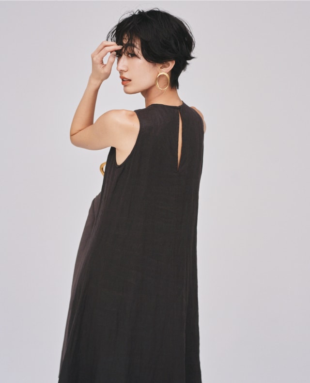 Dress 8,000yen+tax, Earrings 4,200yen+tax, and Bag 8,100yen+tax