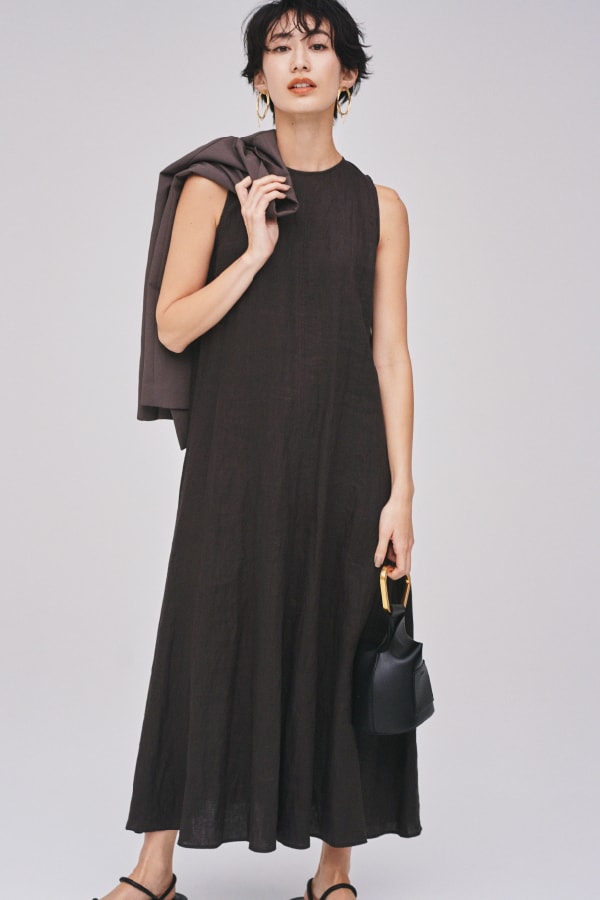 Jacket 13,600yen+tax, Dress 8,000yen+tax, Earrings 4,200yen+tax, Bag 8,100yen+tax, and Sandals 10,500yen+tax