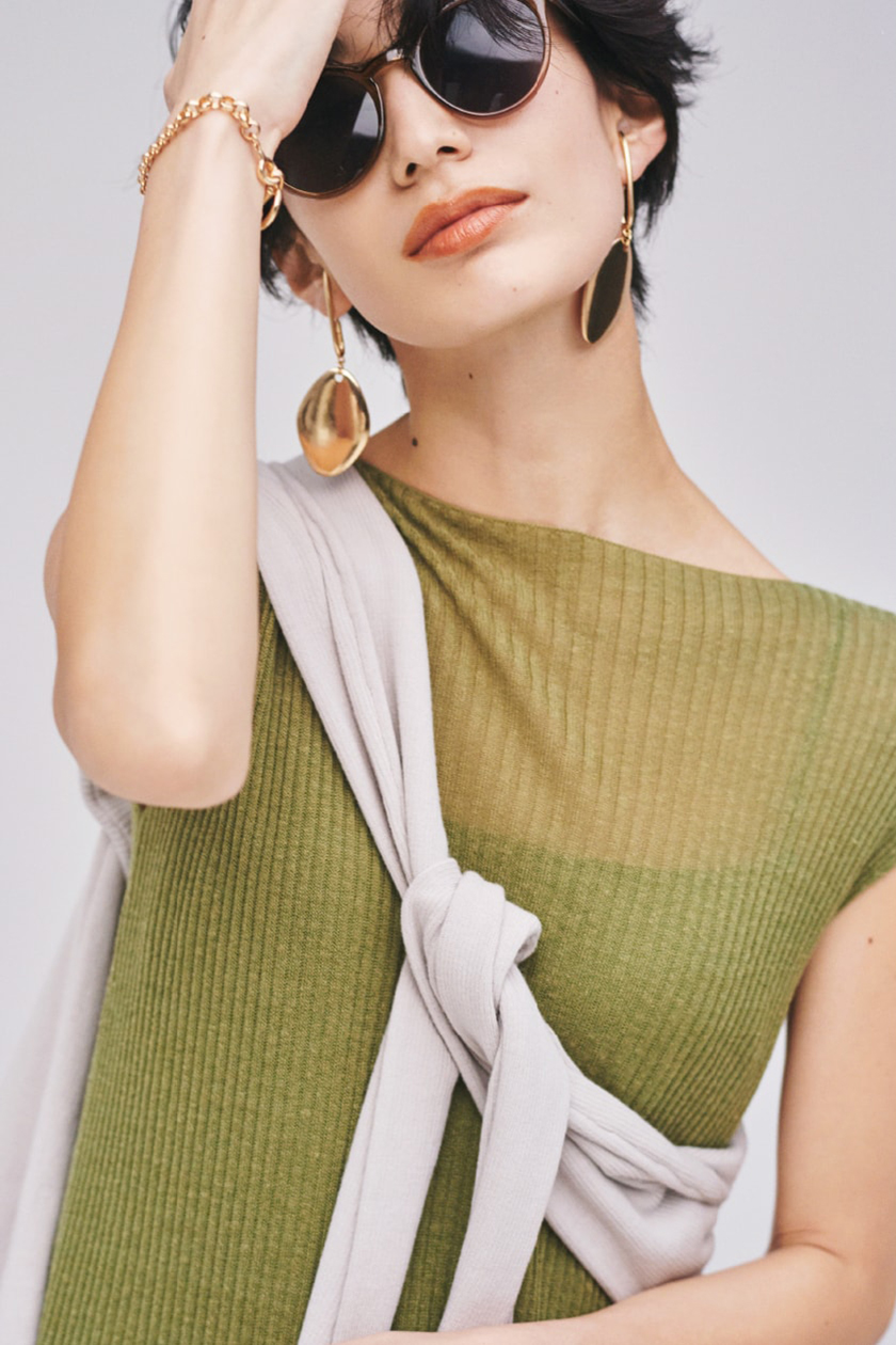 Knit dress 8,300yen+tax, Knit tops 5,700yen+tax, Knit leggings 5,000yen+tax, Sunglasses 4,200yen+tax, Earrings 4,400yen+tax, and Bracelet 4,200yen+tax