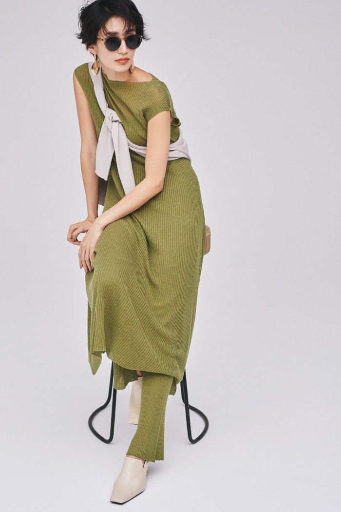 Knit dress 8,300yen+tax, Knit tops 5,700yen+tax, Knit leggings 5,000yen+tax, Sunglasses 4,200yen+tax, Earrings 4,400yen+tax, Bracelet 4,200yen+tax, and Shoes 11,300yen+tax