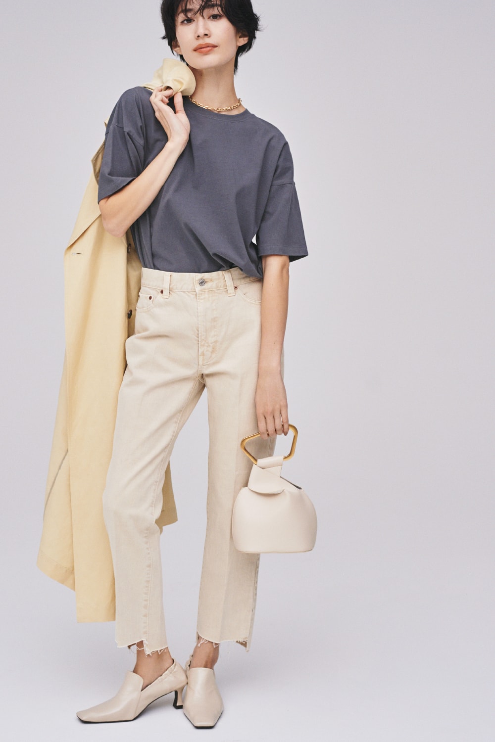 Coat 18,000yen+tax, Tops 4,200yen+tax, Pants 7,700yen+tax, Necklace 4,400yen+tax, Bag 8,100yen+tax, and Sandals 11,300yen+tax