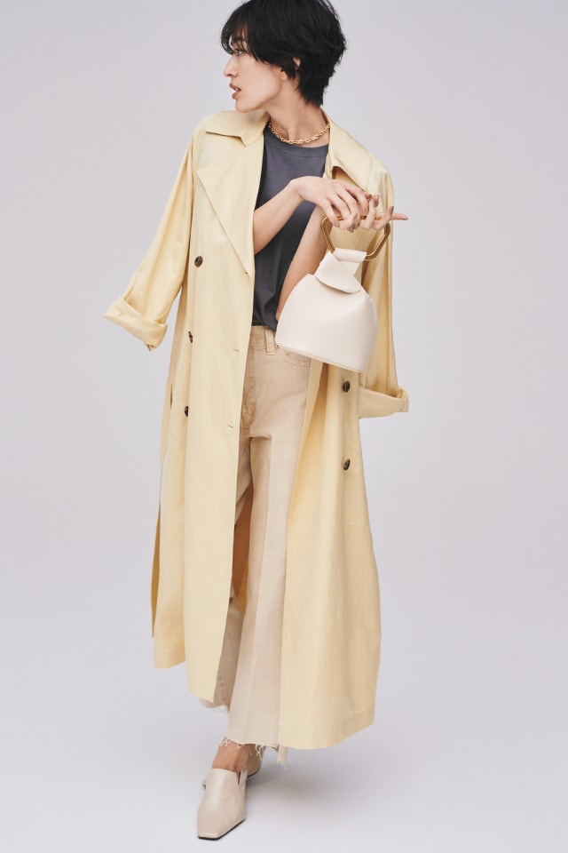 Coat 18,000yen+tax, Tops 4,200yen+tax, Pants 7,700yen+tax, Necklace 4,400yen+tax, Bag 8,100yen+tax, and Sandals 11,300yen+tax