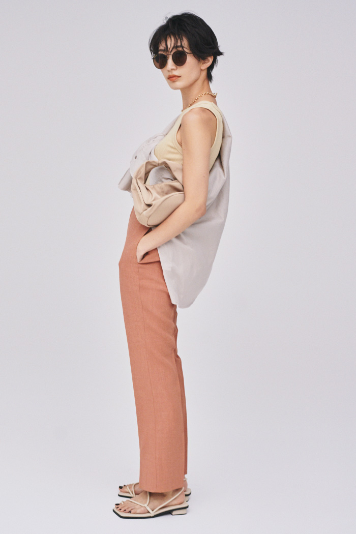 Shirt 7,700yen+tax, Tops 3,500yen+tax, Pants 8,300yen+tax, Sunglasses 4,200yen+tax, Necklace 4,400yen+tax, Bag 7,200yen+tax, and Sandals 9,500yen+tax