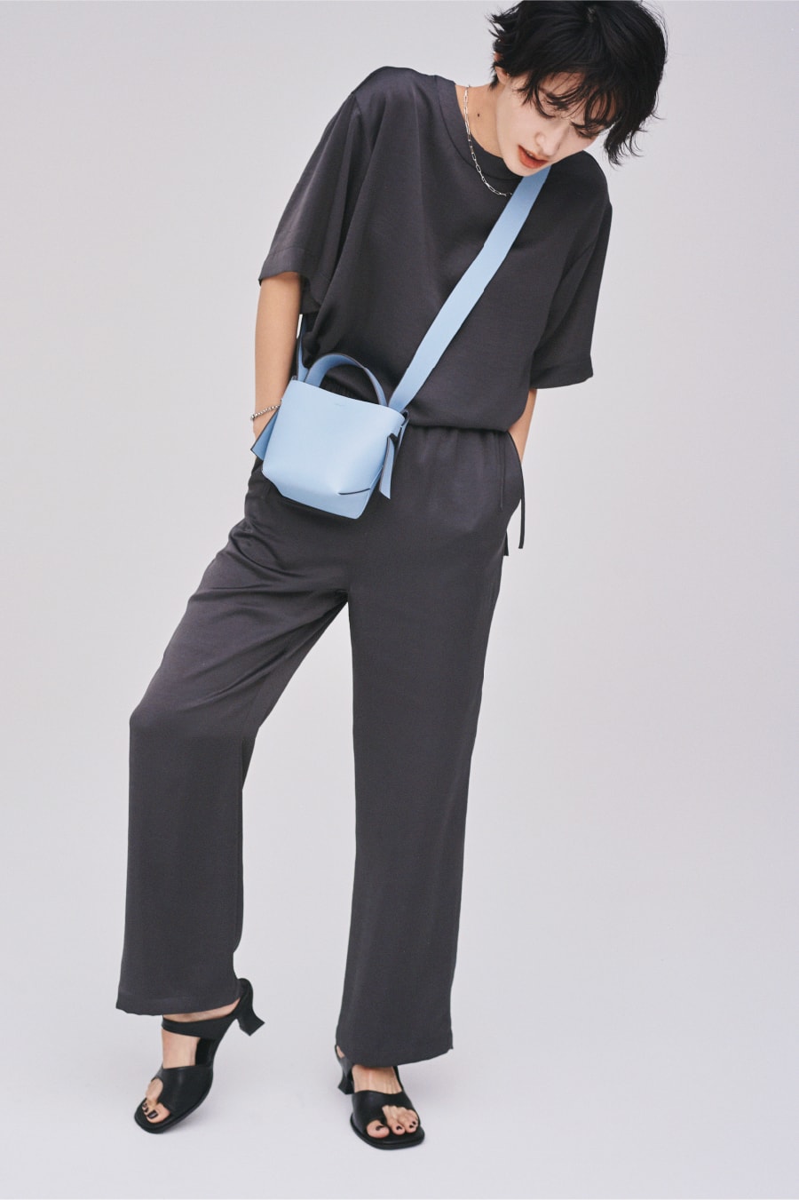 Coat 18,000yen+tax, Blouse 5,800yen+tax, Pants 8,100yen+tax, Necklace 4,000yen+tax, Bracelet 4,200yen+tax, Bag 7,700yen+tax, and Sandals 9,800yen+tax