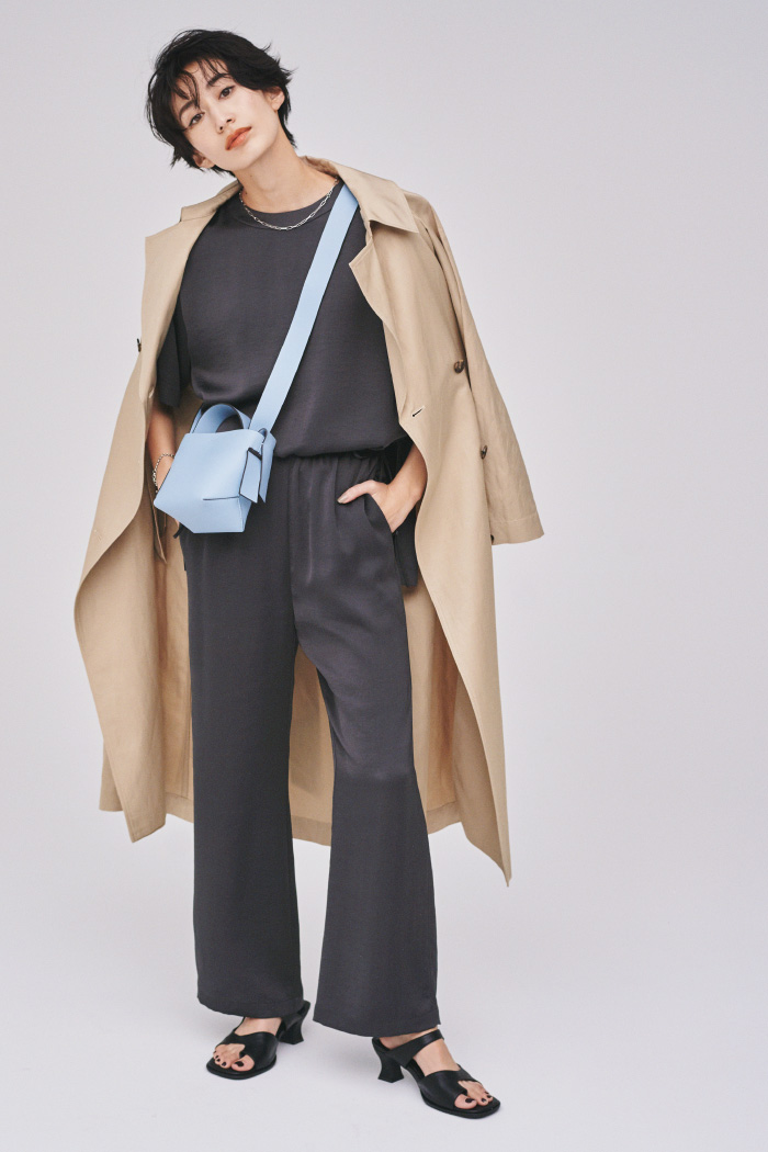 Coat 18,000yen+tax, Blouse 5,800yen+tax, Pants 8,100yen+tax, Necklace 4,000yen+tax, Bracelet 4,200yen+tax, Bag 7,700yen+tax, and Sandals 9,800yen+tax