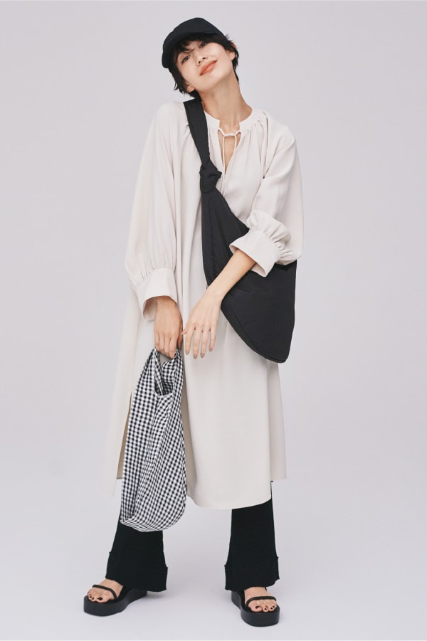 Blouse 8,800yen+tax, Knit pants 5,000yen+tax, Cap 4,800yen+tax, Bag  8,300yen+tax, Eco bag 3,200yen+tax, and Sandals 10,500yen+tax