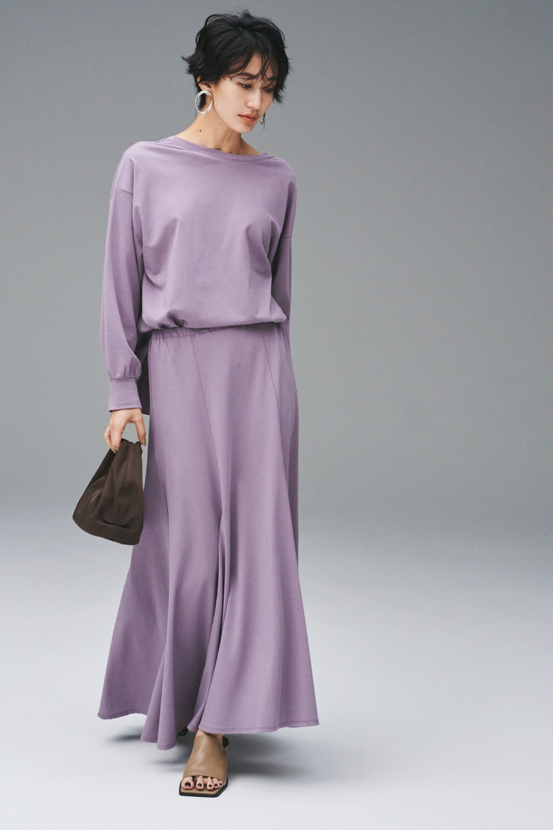 Jacket 10,400yen+tax, Tops 5,400yen+tax, Skirt 6,900yen+tax, Earrings 4,200yen+tax, Bag 7,200yen+tax, and Sandals 9,800yen+tax