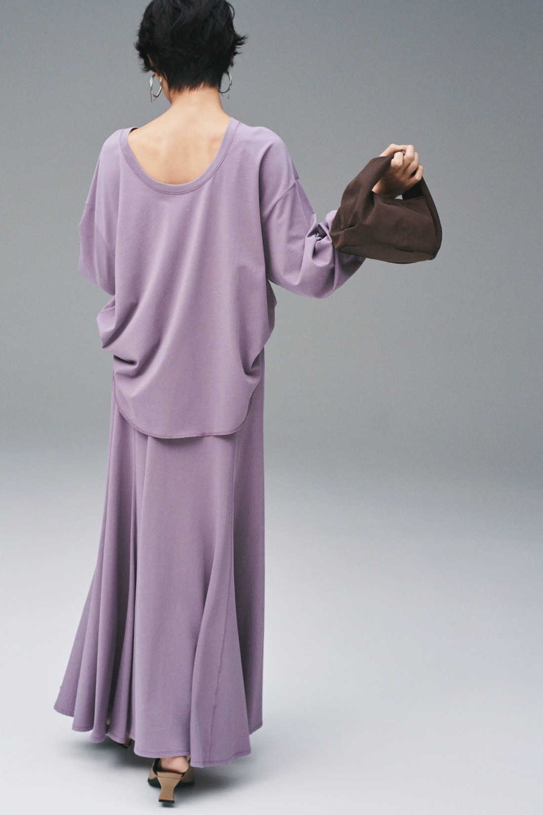 Jacket 10,400yen+tax, Tops 5,400yen+tax, Skirt 6,900yen+tax, Earrings 4,200yen+tax, Bag 7,200yen+tax, and Sandals 9,800yen+tax