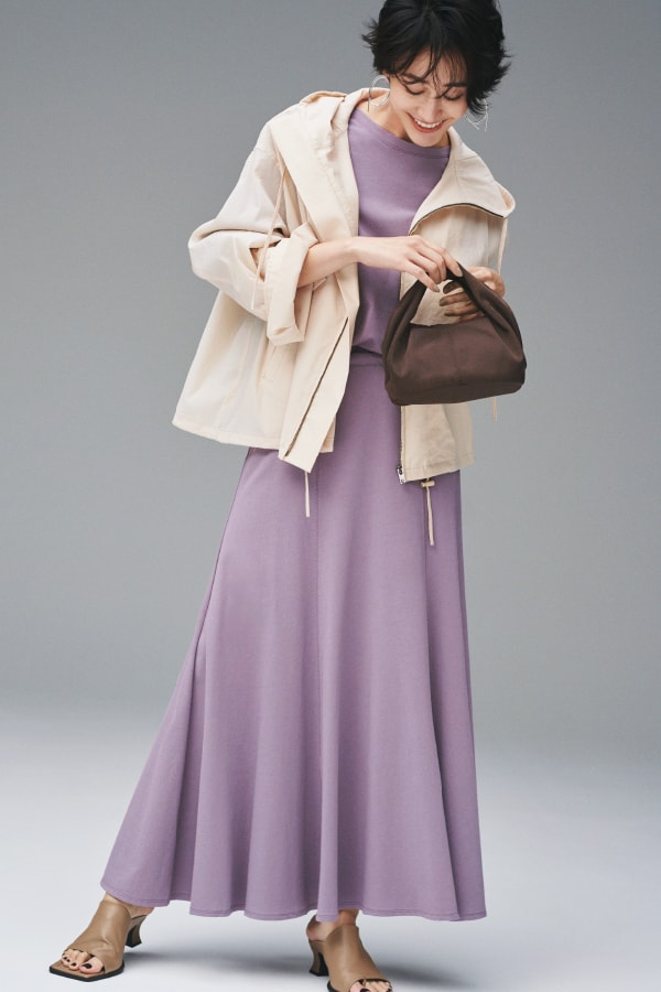 Jacket 10,400yen+tax, Tops 5,400yen+tax, Skirt 6,900yen+tax, Earrings 4,200yen+tax, Bag 7,200yen+tax, and Sandals 9,800yen+tax