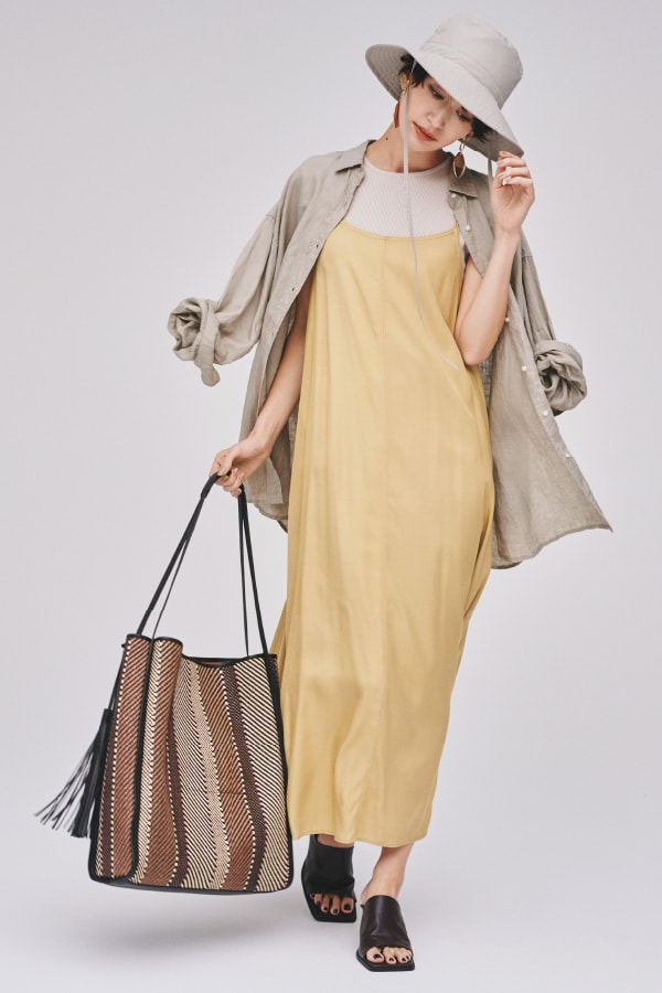 Shirt 7,200yen+tax, Knit tops 4,200yen+tax, Dress 9,000yen+tax, Hat 5,800yen+tax, Earrings 4,400yen+tax, Bag 8,800yen+tax, and Sandals 9,800yen+tax