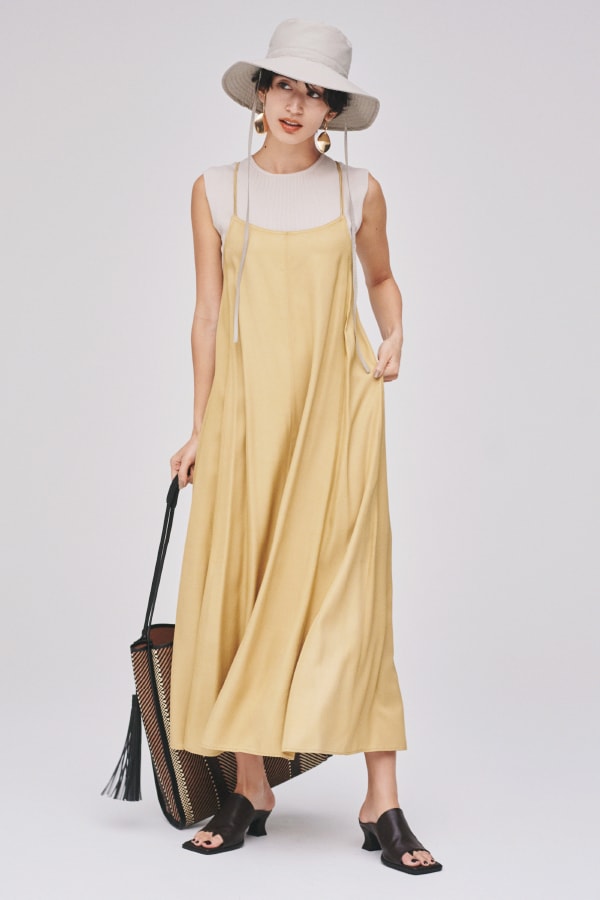 Shirt 7,200yen+tax, Knit tops 4,200yen+tax, Dress 9,000yen+tax, Hat 5,800yen+tax, Earrings 4,400yen+tax, Bag 8,800yen+tax, and Sandals 9,800yen+tax