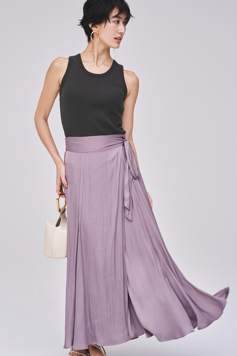 Coat 13,000yen+tax, Tops 3,500yen+tax, Skirt 8,600yen+tax, Earrings 4,200yen+tax, Bag 8,100yen+tax, and Sandals 9,500yen+tax