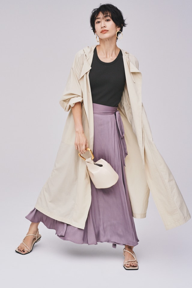 Coat 13,000yen+tax, Tops 3,500yen+tax, Skirt 8,600yen+tax, Earrings 4,200yen+tax, Bag 8,100yen+tax, and Sandals 9,500yen+tax