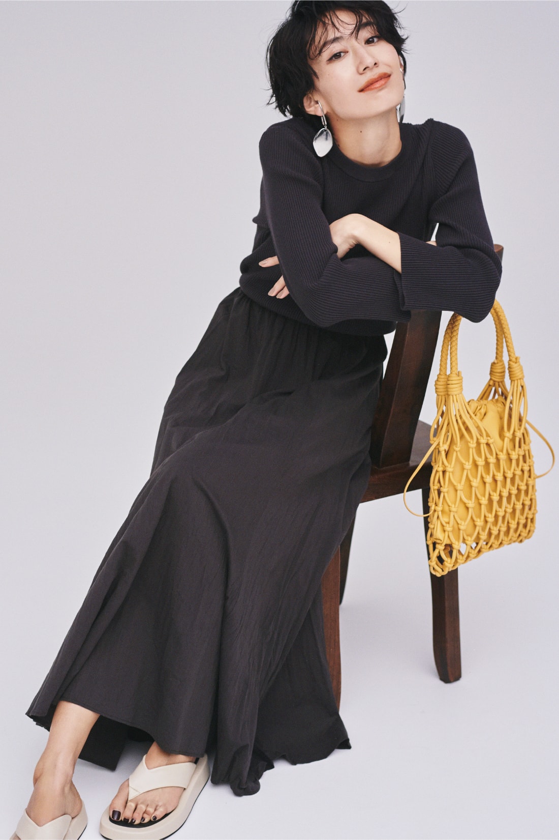 Dress 13,000yen+tax, Earrings 4,400yen+tax, Bag 8,100yen+tax, and Sandals 9,800yen+tax