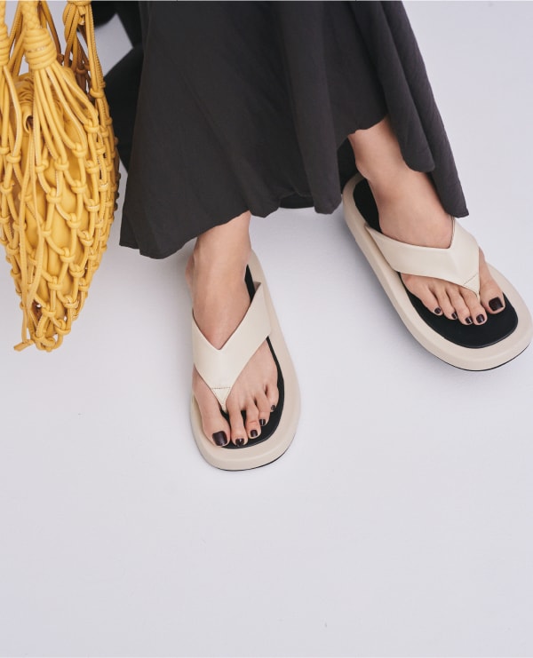 Dress 13,000yen+tax, Bag 8,100yen+tax, and Sandals 9,800yen+tax