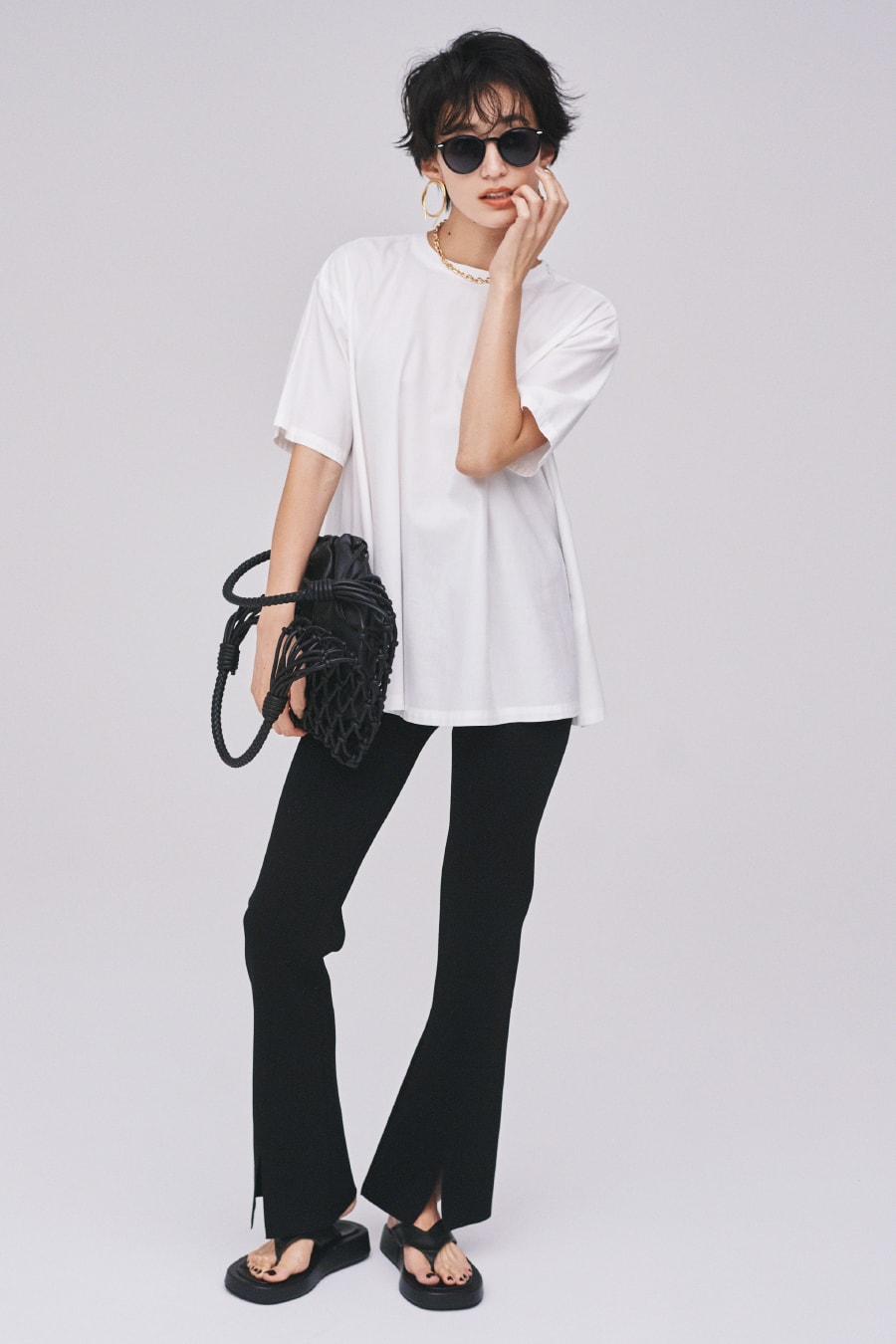 Tops 5,900yen+tax, Knit pants 7,200yen+tax, Sunglasses 4,200yen+tax, Earrings 4,200yen+tax, Necklace 4,400yen+tax, Bag 8,100yen+tax, and Sandals 9,800yen+tax