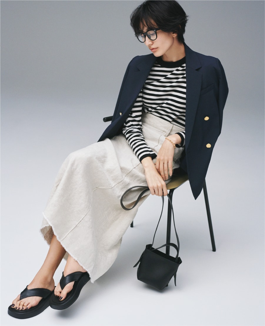 Jacket 13,600yen+tax, Knit tops 6,400yen+tax, Skirt 9,500yen+tax, Glasses 4,200yen+tax, Bracelet 4,200yen+tax, Bag 7,700yen+tax, and Sandals 9,800yen+tax