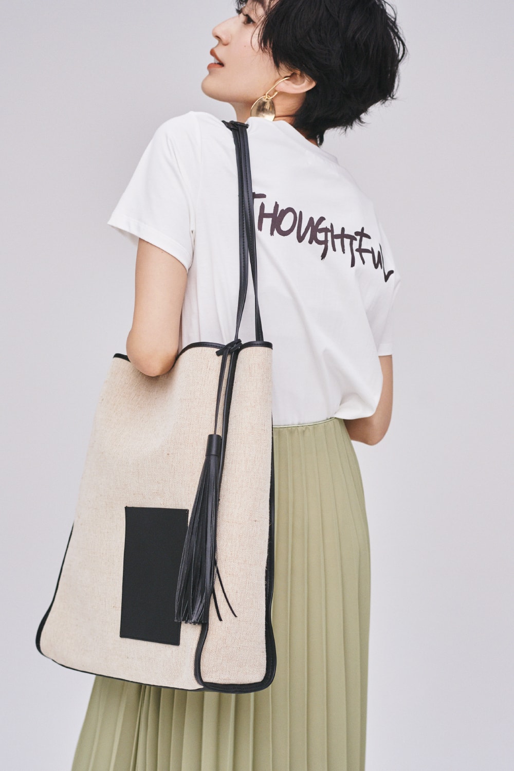 Tops 3,800yen+tax, Skirt 9,000yen+tax, Earrings 4,400yen+tax, and Bag 8,800yen+tax