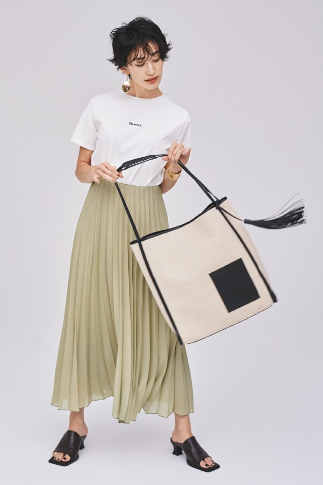 Tops 3,800yen+tax, Skirt 9,000yen+tax, Earrings 4,400yen+tax, Bag 8,800yen+tax, and Sandals 9,800yen+tax