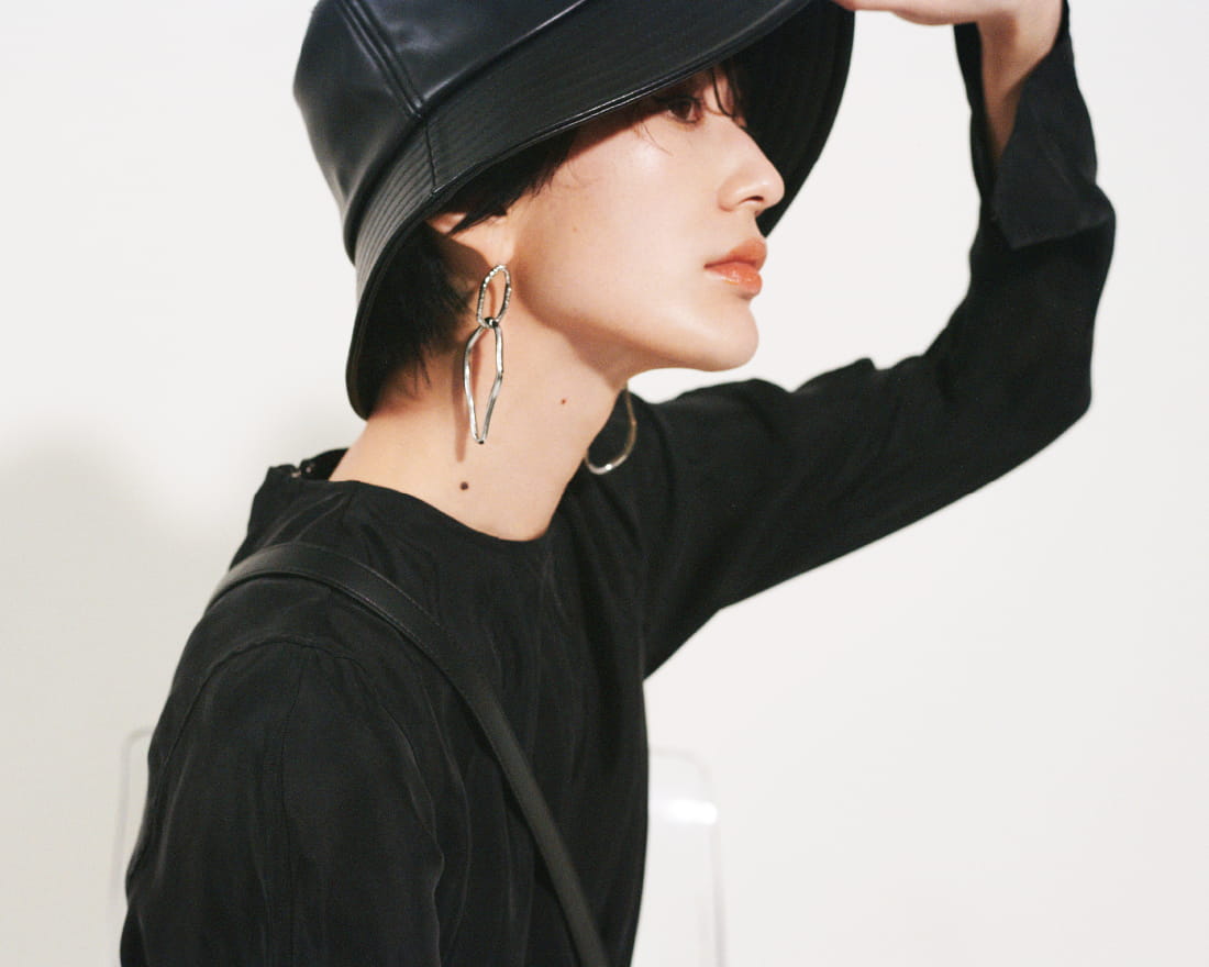 Blouse 7,480yen (tax in), Pants 6,930yen (tax in), Hat 5,940yen (tax in), Pierced earrings 4,620yen (tax in), Bracelet 4,400yen (tax in), Bag 7,480yen (tax in), and Boots 17,160yen (tax in)