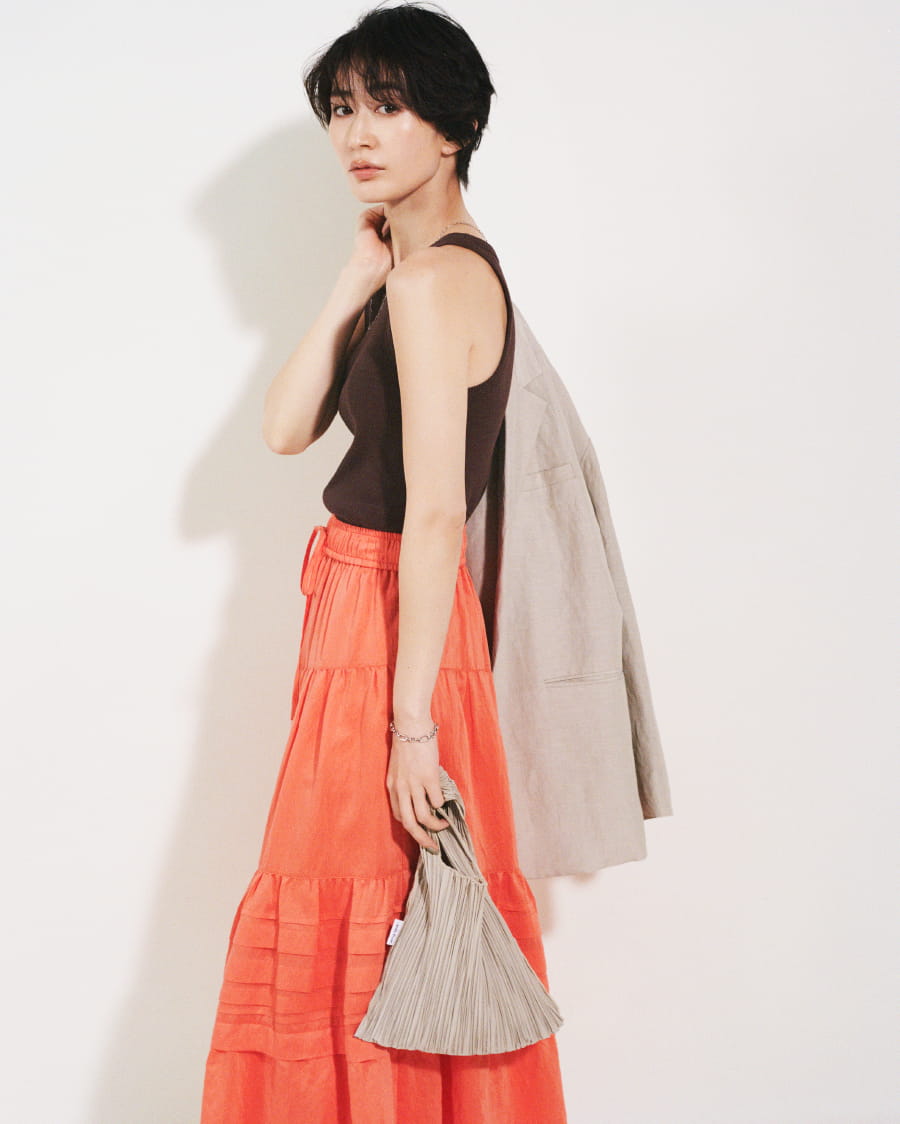 Jacket 15,400yen (tax in), Tops 4,180yen (tax in), Skirt 9,900yen (tax in), Necklace 4,620yen (tax in), Bracelet 4,400yen (tax in), Eco bag 3,190yen (tax in), and Sandals 10,120yen (tax in)