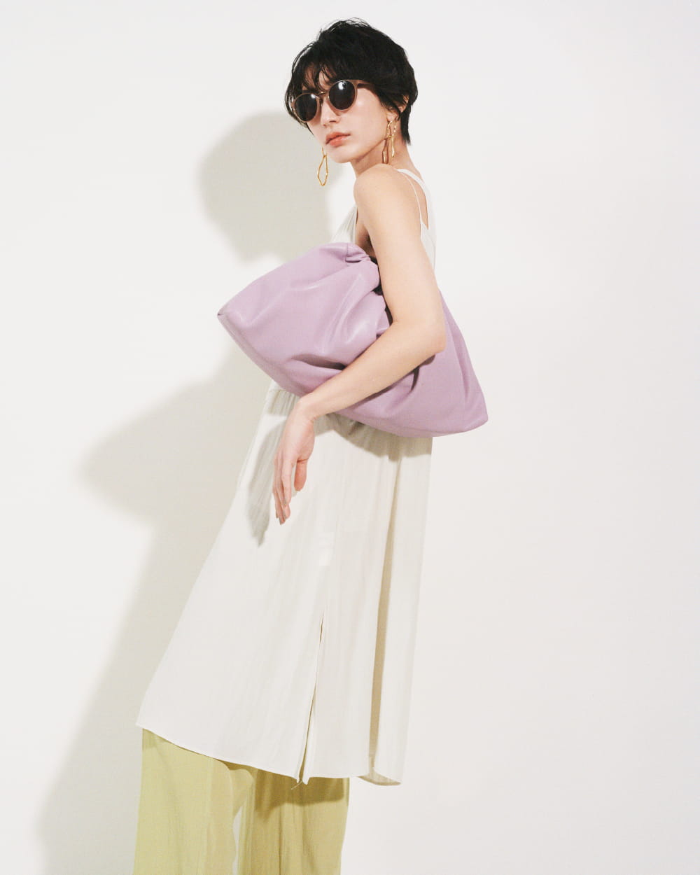 Tops 9,130yen (tax in), Pants 8,910yen (tax in), Sunglasses 4,620yen (tax in), Pierced earrings 4,620yen (tax in), Bag 8,910yen (tax in), and Sandals 10,120yen (tax in)