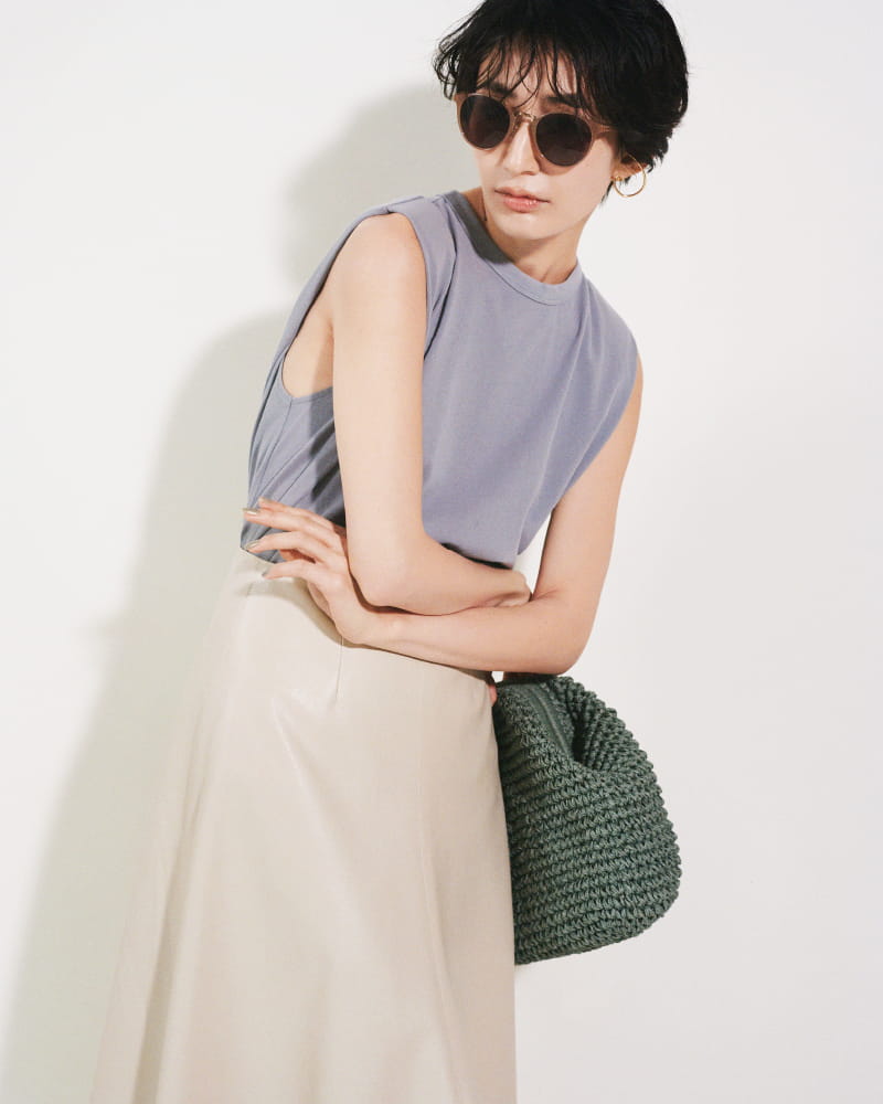 Tops 5,720yen (tax in), Skirt 9,460yen (tax in), Sunglasses 4,620yen (tax in), Pierced earrings 4,180yen (tax in), Rings 3,520yen (tax in), Bag 9,680yen (tax in), and Sandals 10,120yen (tax in)