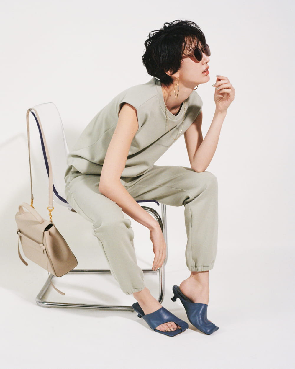 Tops 4,180yen (tax in), Pants 7,260yen (tax in), Sunglasses 4,620yen (tax in), Pierced earrings 4,620yen (tax in), Necklace 4,620yen (tax in), Bag 9,130yen (tax in), and Sandals 10,780yen (tax in)