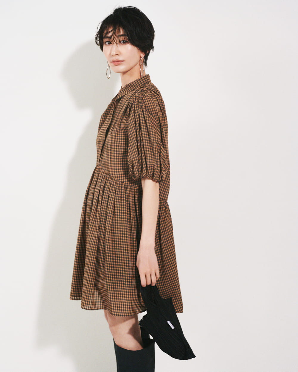 Blouse 9,460yen (tax in), Short pants 7,920yen (tax in), Pierced earrings 4,620yen (tax in), Eco bag 3,190yen (tax in), and Boots 17,160yen (tax in)