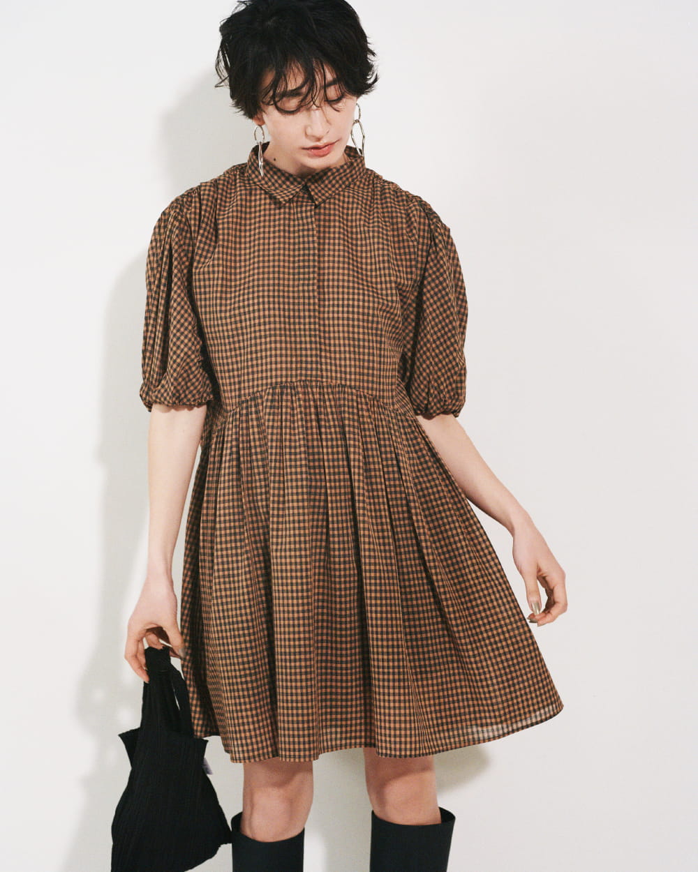 Blouse 9,460yen (tax in), Short pants 7,920yen (tax in), Pierced earrings 4,620yen (tax in), Eco bag 3,190yen (tax in), and Boots 17,160yen (tax in)