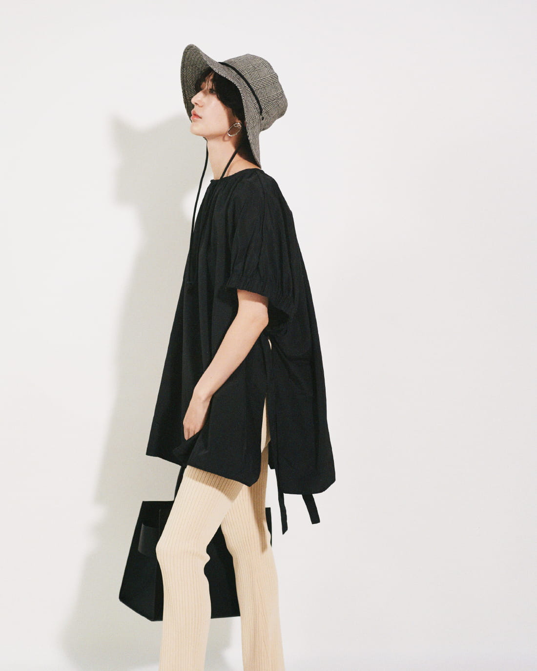 Blouse 8,470yen (tax in), Knit pants 6,270yen (tax in), Hat 6,380yen (tax in), Earrings 4,620yen (tax in), Bag 10,010yen (tax in), and Sandals 10,120yen (tax in)