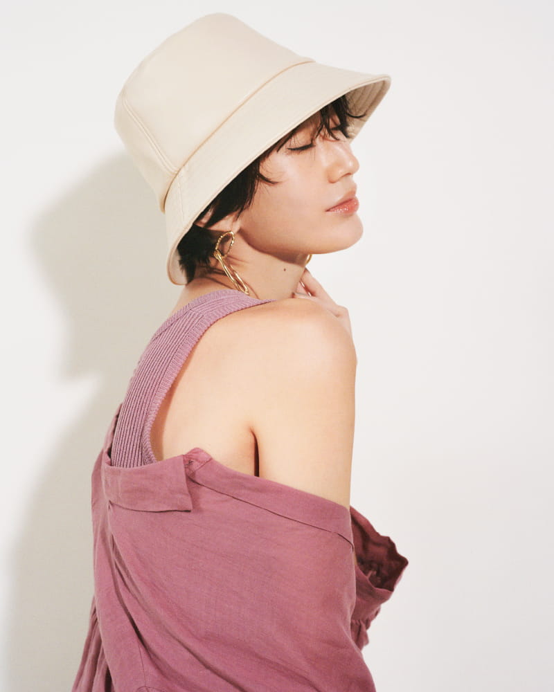 Dress 15,400yen (tax in), Hat 5,940yen (tax in), Pierced earrings 4,620yen (tax in), Bag 9,680yen (tax in), and Sandals 10,780yen (tax in)