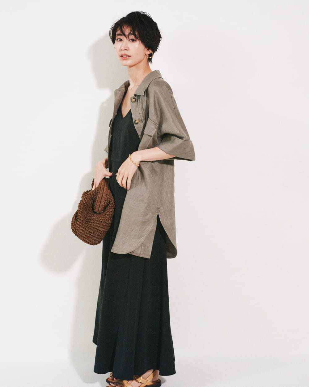 Jacket 10,450yen (tax in), Dress 10,450yen (tax in), Pierced earrings 4,180yen (tax in), Bracelet 4,400yen (tax in), Bag 9,680yen (tax in), and Sandals 10,890yen (tax in)