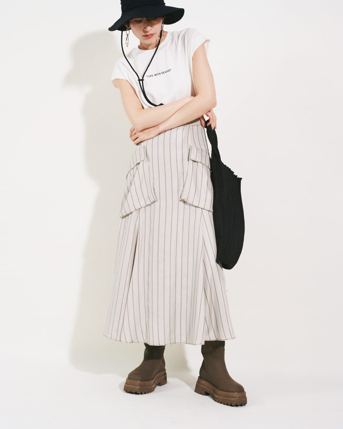 Tops 4,180yen (tax in), Skirt 9,900yen (tax in), Hat 6,380yen (tax in), Pierced earrings 4,620yen (tax in), Bag 7,480yen (tax in), Eco bag 3,630yen (tax in), and Boots 17,160yen (tax in)