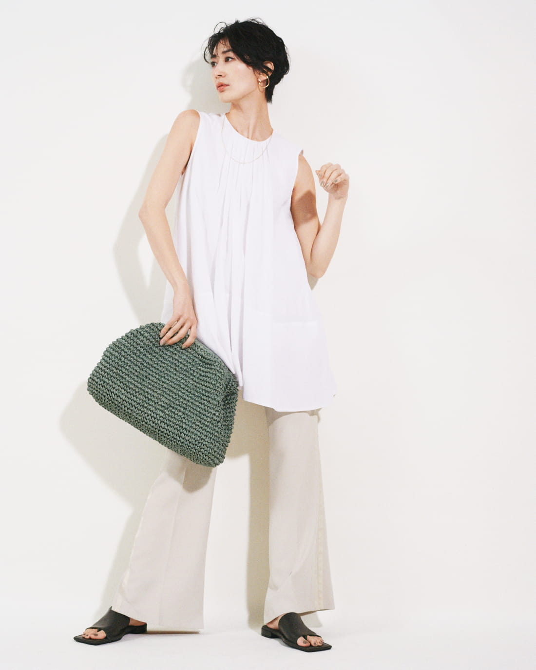 Blouse 8,470yen (tax in), Pants 8,910yen (tax in), Pierced earrings 4,180yen (tax in), Necklace 4,620yen (tax in), Bag 9,680yen (tax in), and Sandals 10,120yen (tax in)