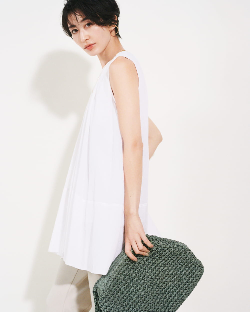 Blouse 8,470yen (tax in), Pants 8,910yen (tax in), Pierced earrings 4,180yen (tax in), Necklace 4,620yen (tax in), Bag 9,680yen (tax in), and Sandals 10,120yen (tax in)