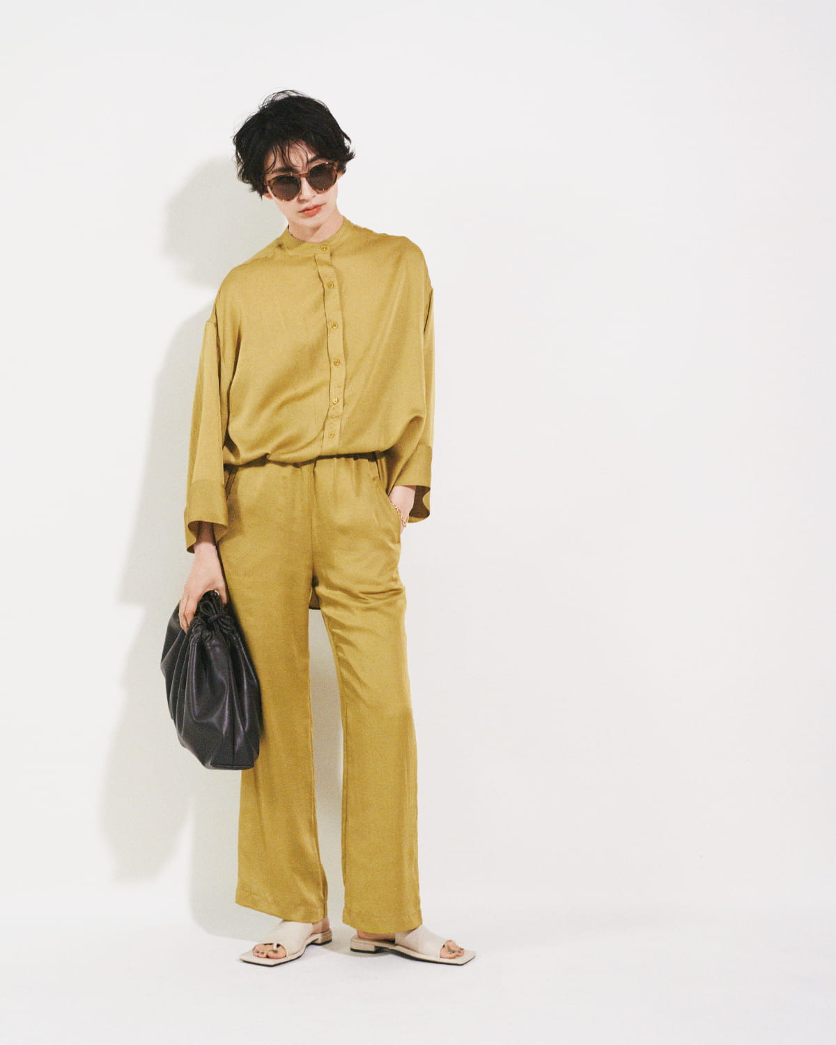 Shirt 8,910yen (tax in), Pants 9,130yen (tax in), Sunglasses 4,620yen (tax in), Bracelet 4,400yen (tax in), Bag 8,910yen (tax in), and Sandals 10,120yen (tax in)