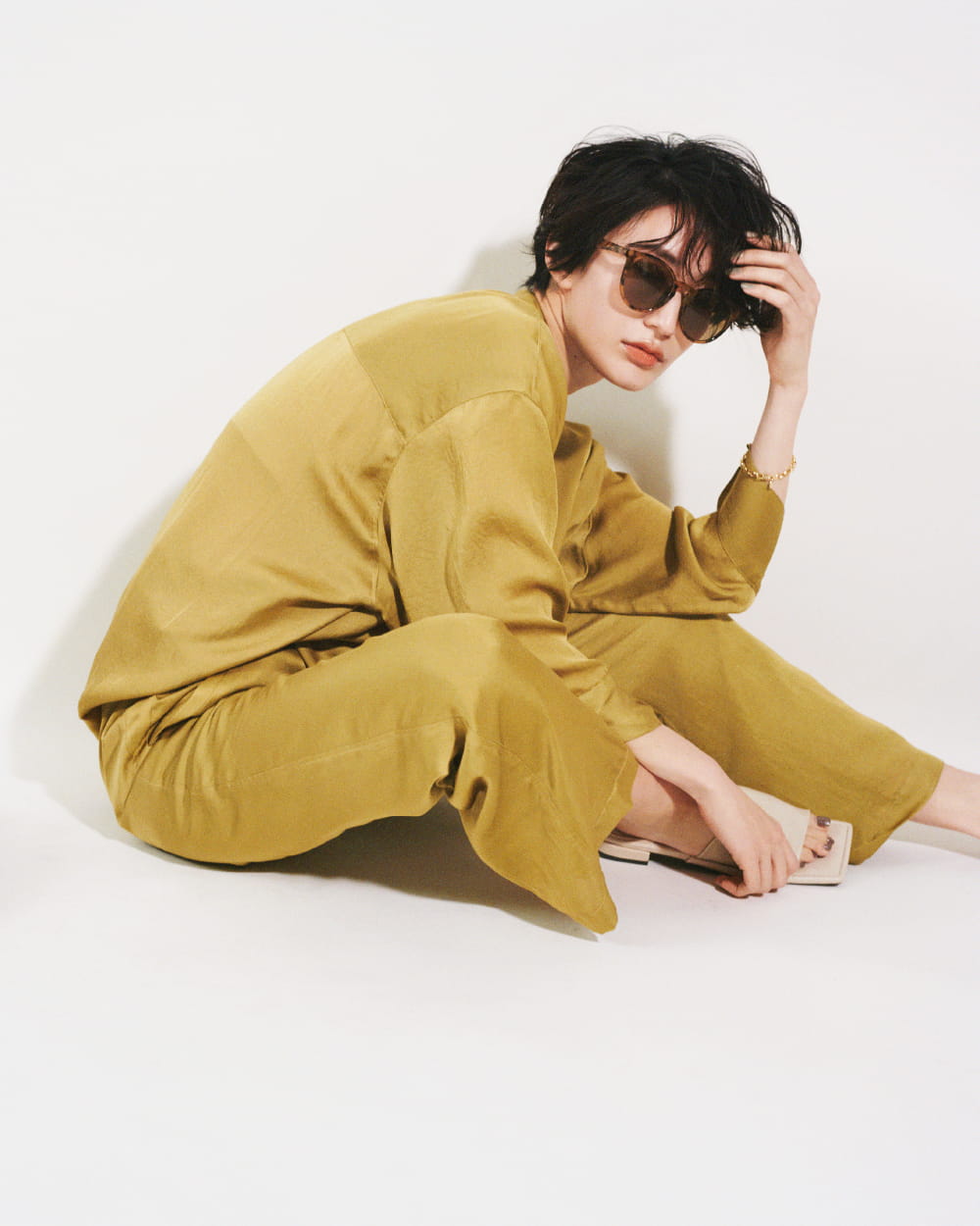 Shirt 8,910yen (tax in), Pants 9,130yen (tax in), Sunglasses 4,620yen (tax in), Bracelet 4,400yen (tax in), Bag 8,910yen (tax in), and Sandals 10,120yen (tax in)