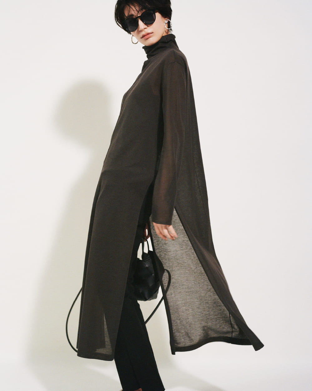 Knit tops 9,460yen (tax in), Pants 8,470yen (tax in), Sunglasses 4,620yen (tax in), Earrings 4,620yen (tax in), Bracelet 4,400yen (tax in), Bag 9,460yen (tax in), and Sandals 10,120yen (tax in)