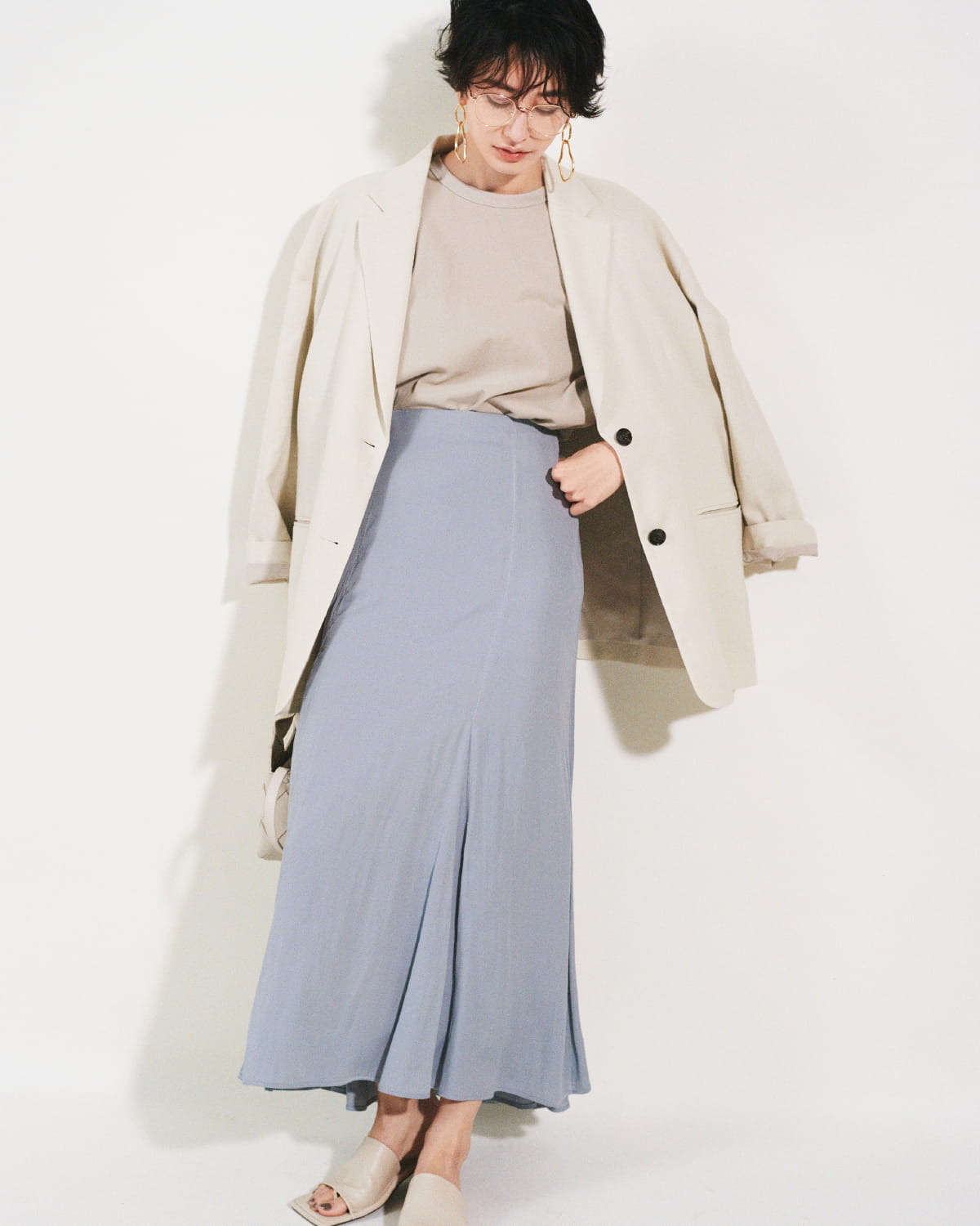 Jacket 13,200yen (tax in), Tops 4,620yen (tax in), Skirt 9,460yen (tax in), Glasses 4,620yen (tax in), Pierced earrings 4,620yen (tax in), Bracelet 4,400yen (tax in), Bag 9,460yen (tax in), and Sandals 10,120yen (tax in)