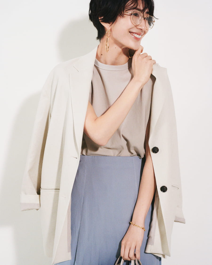 Jacket 13,200yen (tax in), Tops 4,620yen (tax in), Skirt 9,460yen (tax in), Glasses 4,620yen (tax in), Pierced earrings 4,620yen (tax in), Bracelet 4,400yen (tax in), Bag 9,460yen (tax in), and Sandals 10,120yen (tax in)