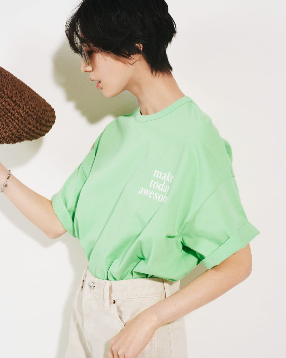 Tops 4,180yen (tax in), Pants 8,470yen (tax in), Sunglasses 4,620yen (tax in), Bracelet 4,400yen (tax in), Rings 3,520yen (tax in), Bag 9,680yen (tax in), and Sandals 10,120yen (tax in)