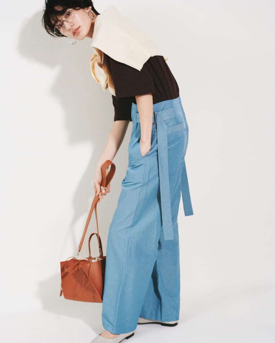 Knit tops 6,930yen (tax in), Tops 5,720yen (tax in), Pants 9,460yen (tax in), Glassses 4,620yen (tax in), Earrings 4,620yen (tax in), Bag 8,910yen (tax in), and Shoes 10,780yen (tax in)